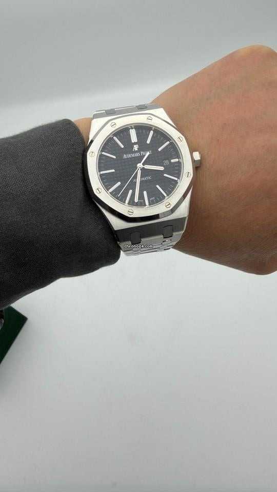 Men watch uae